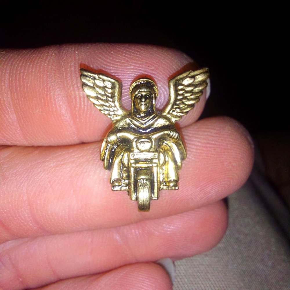 Angel riding motorcycle hat / tie pin